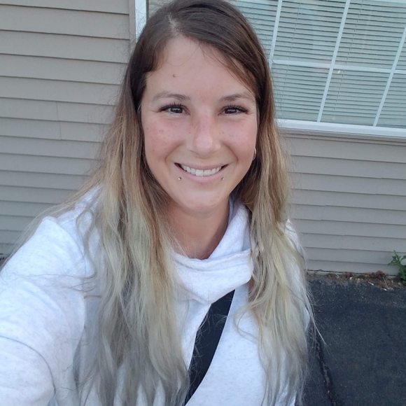 Meet Your Fellow Posher, GINA - Picture 2 of 7